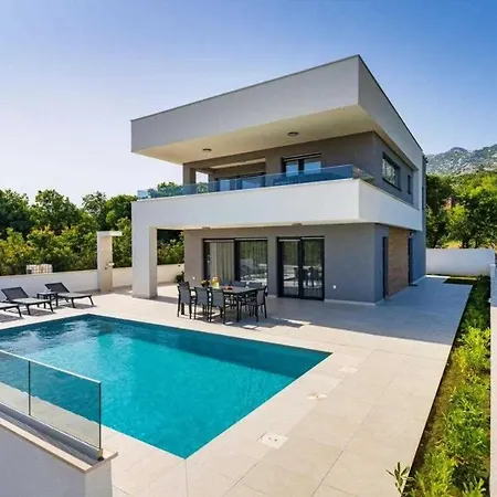 Silente With Pool In A Quit Area Villa