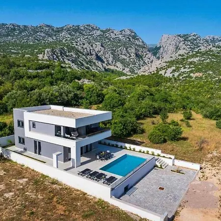 Silente With Pool In A Quit Area Villa